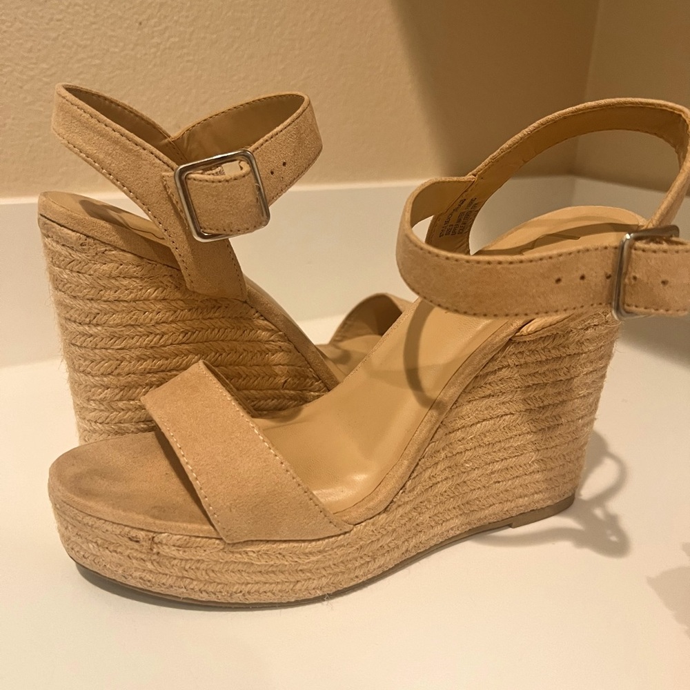 Beachy dreams wedges by Lulu’s